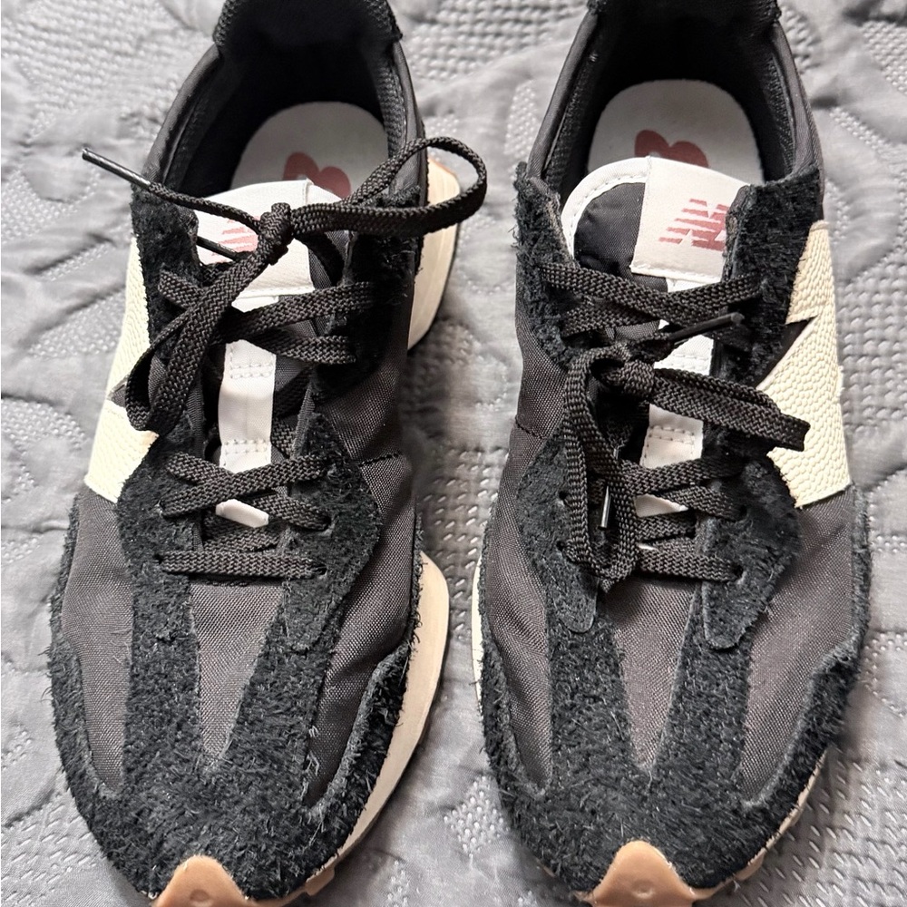 New Balance 327 women’s size 8 Black and Cream Athletic Shoes